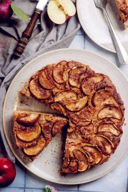 Tam buğday aromalı elmalı turta. Seçici odaklanma. biçim kucaklaşması