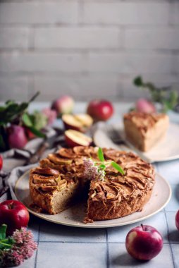 Tam buğday aromalı elmalı turta. Seçici odaklanma. biçim kucaklaşması