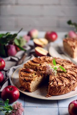 Tam buğday aromalı elmalı turta. Seçici odaklanma. biçim kucaklaşması