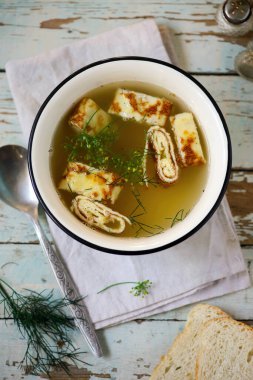 Omletli çorba. Stil sarılması. Seçici odaklanma.