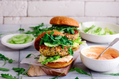 Shriracha mayonez soslu balık burgeri. Seçici odaklanma.