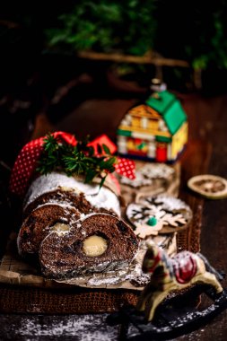 Noel 'in kasvetli arka planında Noel Çalıntı Kara Orman. Tarz kırsal. seçici odak