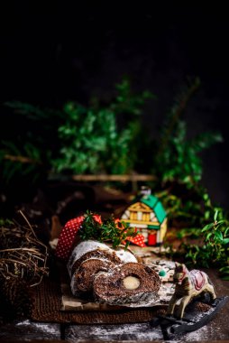 Noel 'in kasvetli arka planında Noel Çalıntı Kara Orman. Tarz kırsal. seçici odak