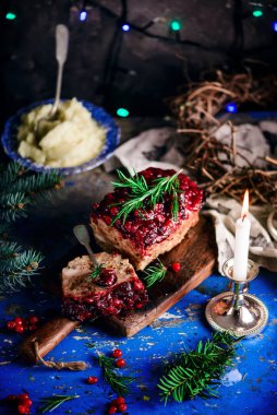 Noel arka planında kızılcık soslu köfte. Tarz rustik. Seçici odaklanma.