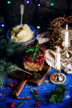 Noel arka planında kızılcık soslu köfte. Tarz rustik. Seçici odaklanma.