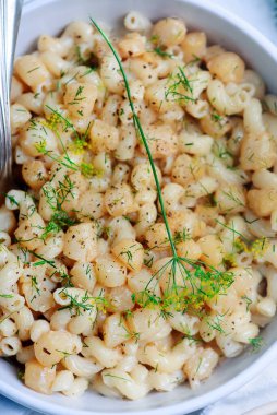 Beyaz tava manzaralı kremalı makarna ile neşter... seçici odaklanma