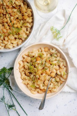 Beyaz tava manzaralı kremalı makarna ile neşter... seçici odaklanma
