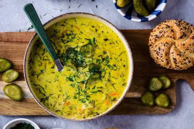 Polonya usulü salatalık çorbası, turşusuz geleneksel çorba.