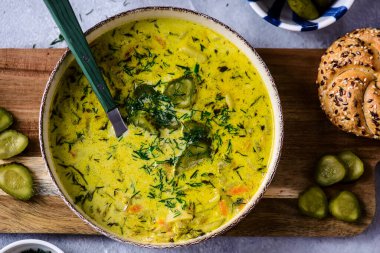 Polonya usulü salatalık çorbası, turşusuz geleneksel çorba.