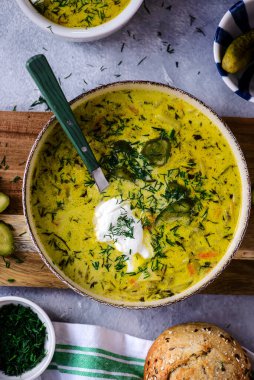 Polonya usulü salatalık çorbası, turşusuz geleneksel çorba.