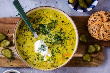 Polonya usulü salatalık çorbası, turşusuz geleneksel çorba.