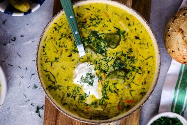 Polonya usulü salatalık çorbası, turşusuz geleneksel çorba.