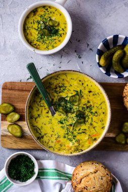 Polonya usulü salatalık çorbası, turşusuz geleneksel çorba.