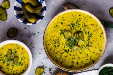 Polonya usulü salatalık çorbası, turşusuz geleneksel çorba.