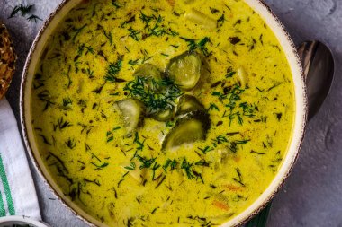 Polonya usulü salatalık çorbası, turşusuz geleneksel çorba.