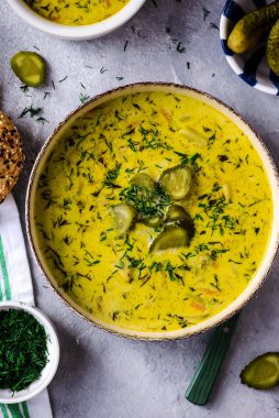 Polonya usulü salatalık çorbası, turşusuz geleneksel çorba.