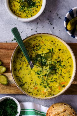 Polonya usulü salatalık çorbası, turşusuz geleneksel çorba.