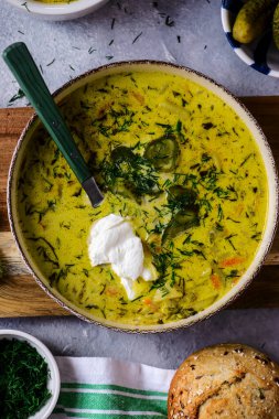 Polonya usulü salatalık çorbası, turşusuz geleneksel çorba.