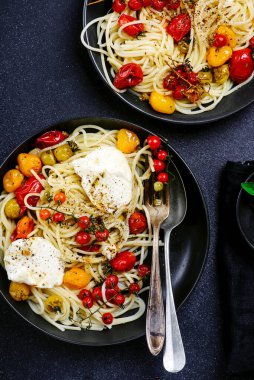 Fırında domates ve burratlı spagetti. Stil sarılması. Seçici odaklanma.