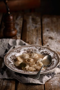 Tahta tahtada Pelmeni. Tarz kırsal. seçici odak