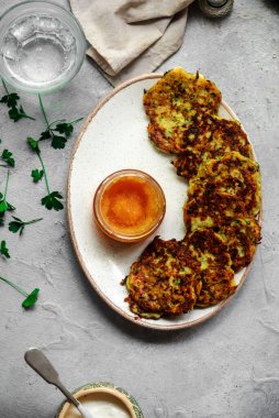 Turna havyarlı kabaklı gözleme. Seçici odaklanma.