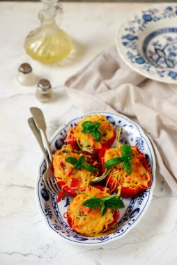 Spagettiyle doldurulmuş fırında dolma dolmalık dolmalık dolmalık biber.