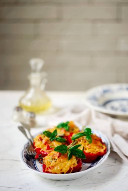 Spagettiyle doldurulmuş fırında dolma dolmalık dolmalık dolmalık biber.