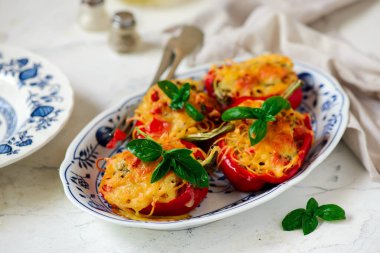 Spagettiyle doldurulmuş fırında dolma dolmalık dolmalık dolmalık biber.