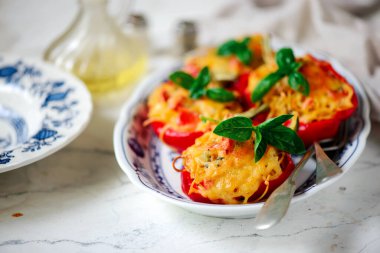 Spagettiyle doldurulmuş fırında dolma dolmalık dolmalık dolmalık biber.