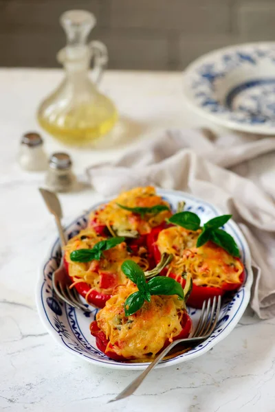 Spagettiyle doldurulmuş fırında dolma dolmalık dolmalık dolmalık biber.