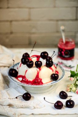 Kiraz soslu pannacotta... seçici odaklanma