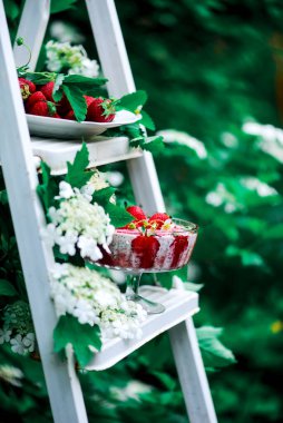 Çilekli chia pudingi. Tarz vintage.Seçici odak noktası