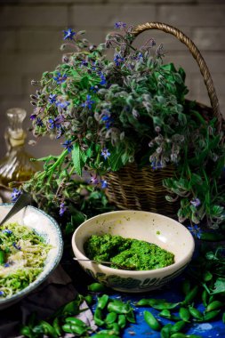 Bezelye püresi ve bezelyeli spagetti... usul rustik.