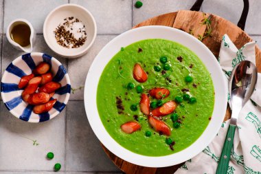 Sosisli yeşil bezelye çorbası. En iyi kalite sarılma. Seçici odaklanma.