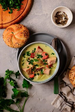 Jambon ve lahana çorbası. Stil sarılması. Seçici odaklanma.