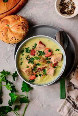 Jambon ve lahana çorbası. Stil sarılması. Seçici odaklanma.