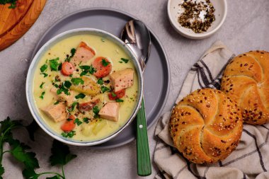 Jambon ve lahana çorbası. Stil sarılması. Seçici odaklanma.