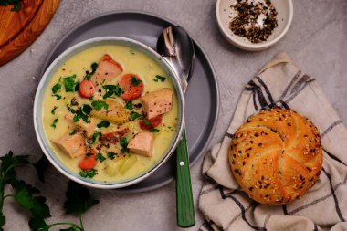 Jambon ve lahana çorbası. Stil sarılması. Seçici odaklanma.