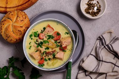 Jambon ve lahana çorbası. Stil sarılması. Seçici odaklanma.