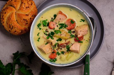 Jambon ve lahana çorbası. Stil sarılması. Seçici odaklanma.