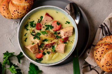 Jambon ve lahana çorbası. Stil sarılması. Seçici odaklanma.