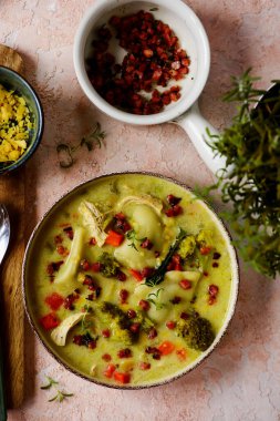 Pierogi tavuk kremalı çorba. Üstte veiw.style sarılma. Seçici odak