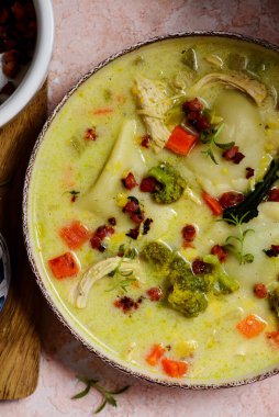 Pierogi tavuk kremalı çorba. Üstte veiw.style sarılma. Seçici odak