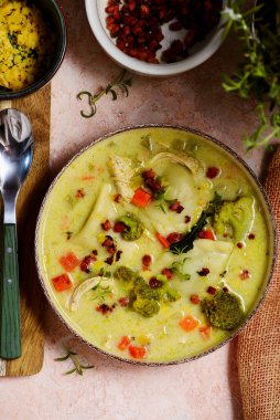 Pierogi tavuk kremalı çorba. Üstte veiw.style sarılma. Seçici odak