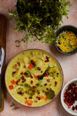 Pierogi tavuk kremalı çorba. Üstte veiw.style sarılma. Seçici odak