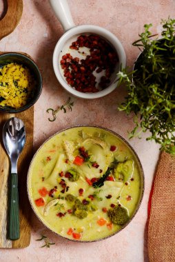 Pierogi tavuk kremalı çorba. Üstte veiw.style sarılma. Seçici odak