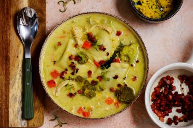 Pierogi tavuk kremalı çorba. Üstte veiw.style sarılma. Seçici odak