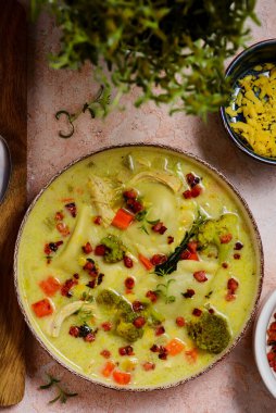 Pierogi tavuk kremalı çorba. Üstte veiw.style sarılma. Seçici odak