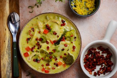 Pierogi tavuk kremalı çorba. Üstte veiw.style sarılma. Seçici odak