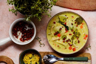 Pierogi tavuk kremalı çorba. Üstte veiw.style sarılma. Seçici odak